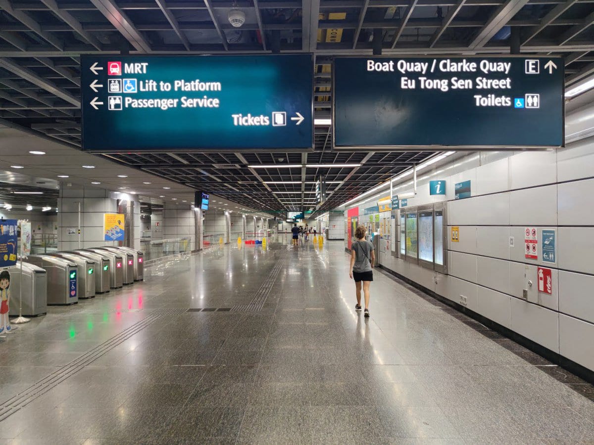 Straßenbahn und U Bahn fahren in Singapur