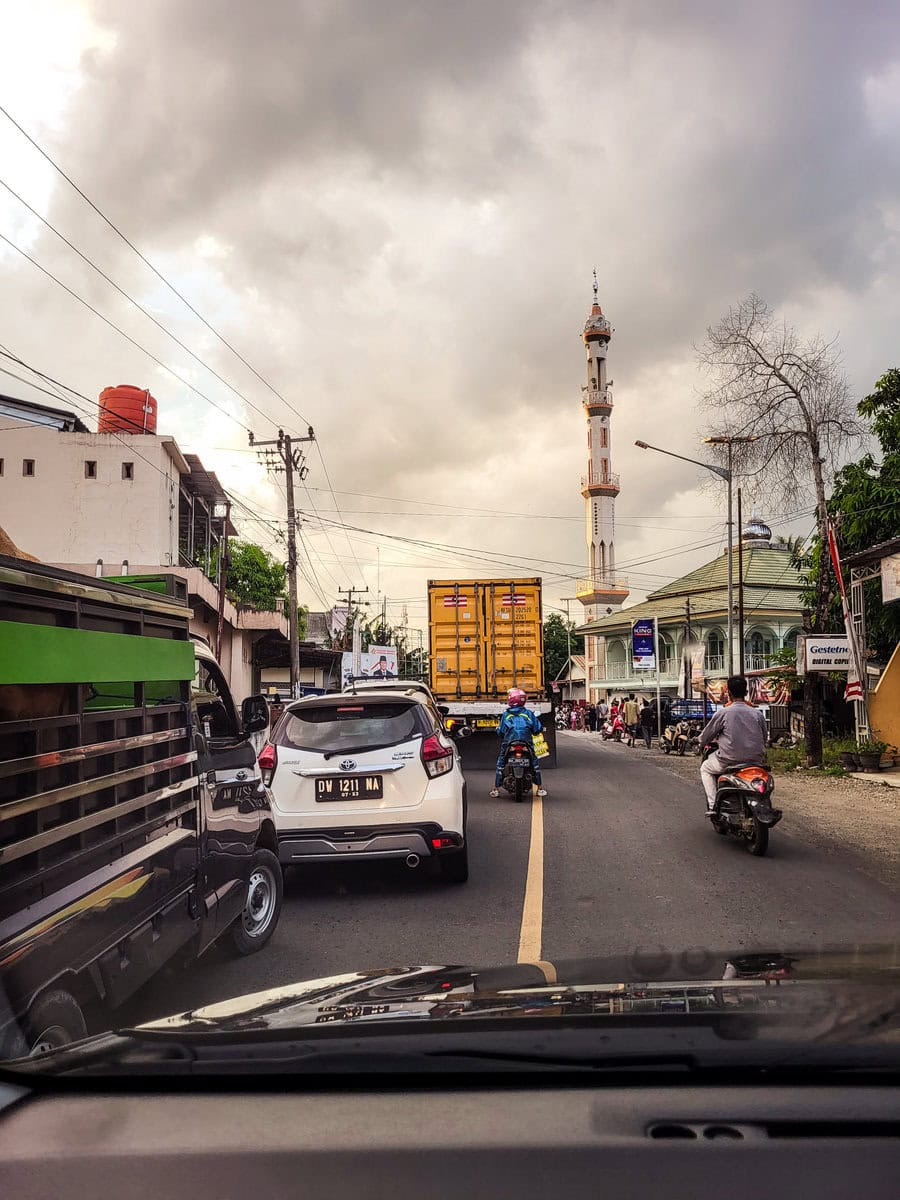 Einfahrt in den Ort Rantepao in Toraja auf Sulawesi