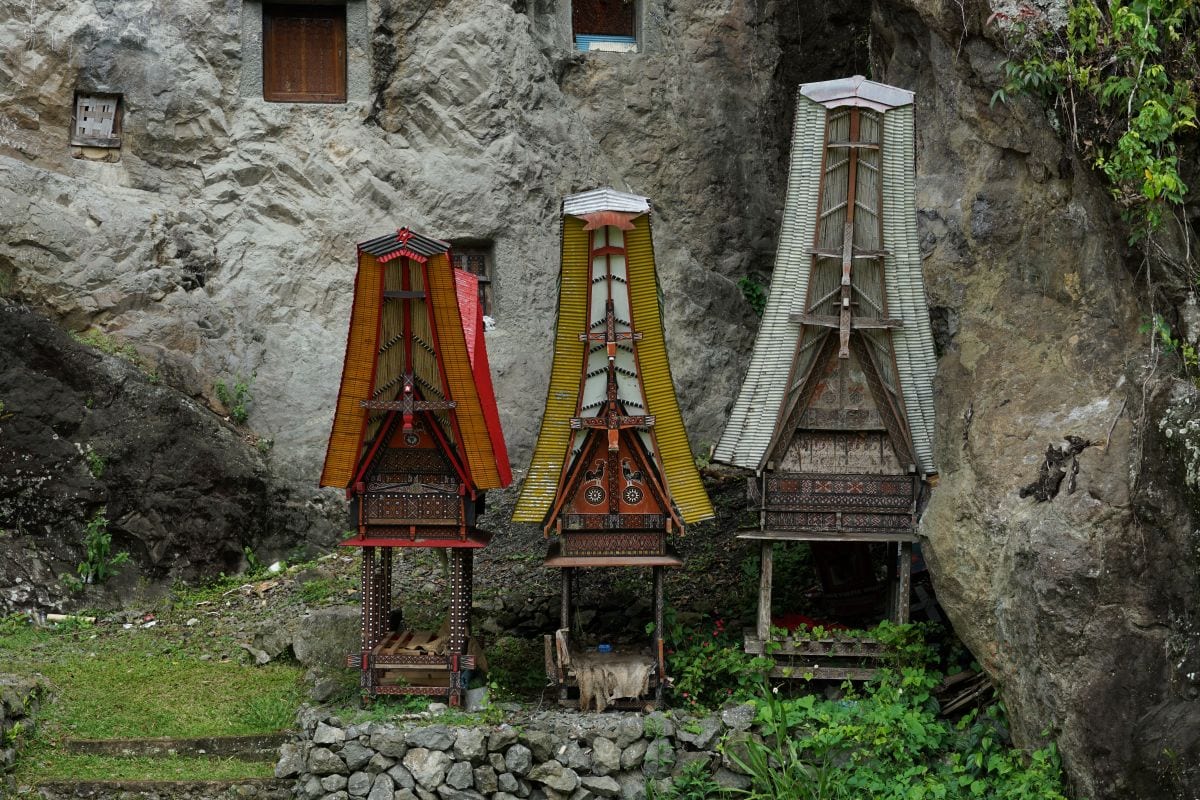 Totenzeremonien in Tana Toraja: Alang als Toten-Aufbahrung