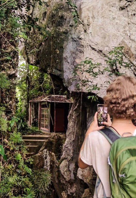 Eingang zu Höhle von Tampang Allo in Toraja
