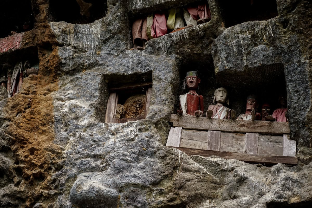 Noch nicht verschlossenes Grab in Lemo in Toraja