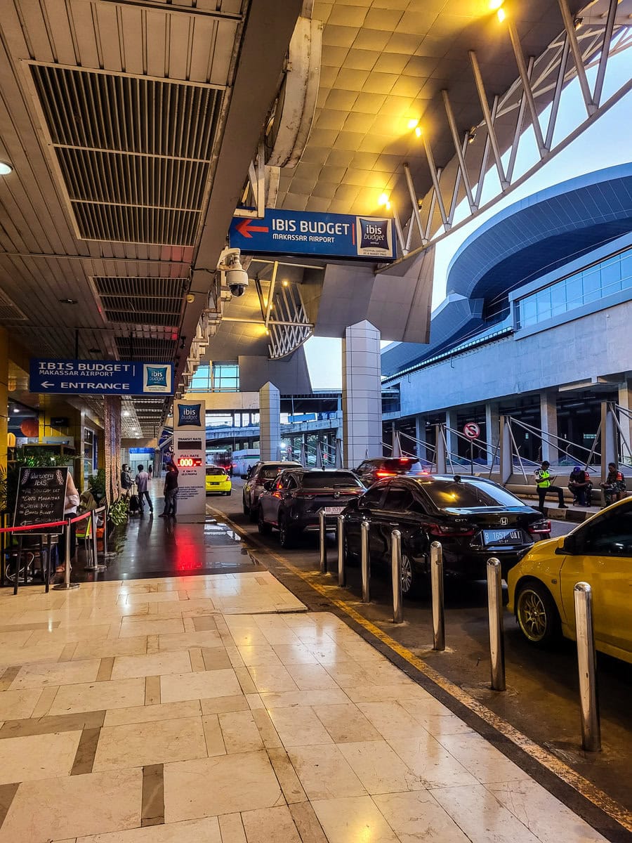 Flughafen Makassar Ibis Hotel Rückgabe Mietwagen parken