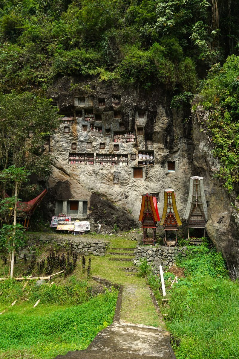 Kultur und Tradition in Toraja - Lemo Felsengräber