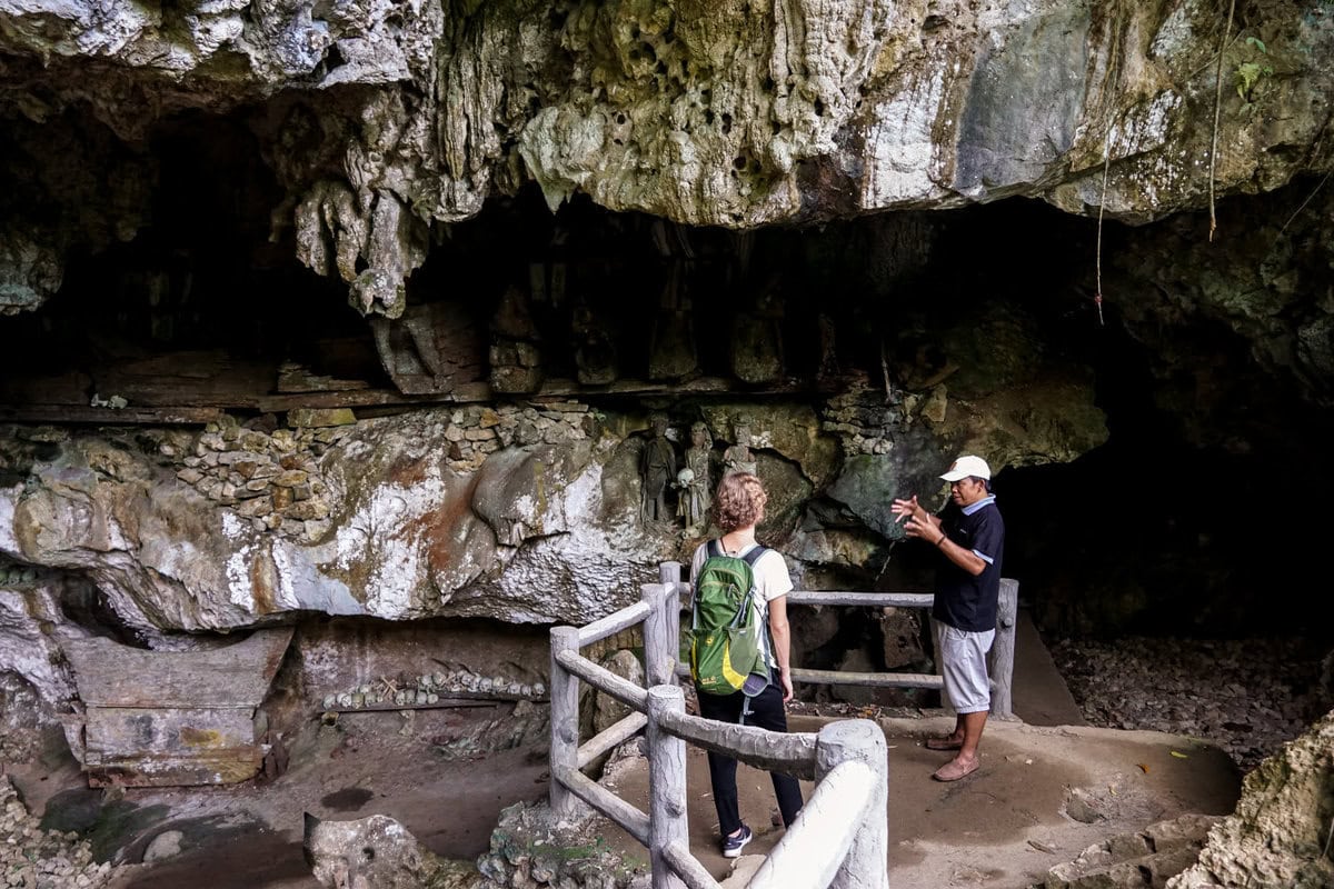Guide in Tana Toraja in Höhle und Grabstätte