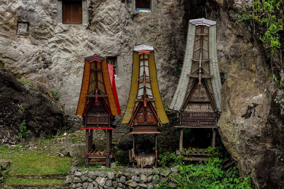 Sänften für Bestattungen in Toraja vor Felsengrab Lemo