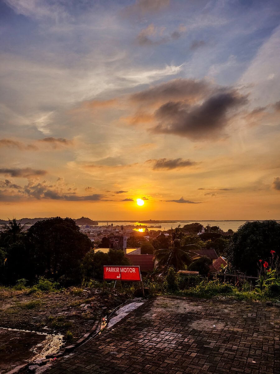 Sonnenuntergang Pare Pare vom Hotel Satria Wisata aus gesehen