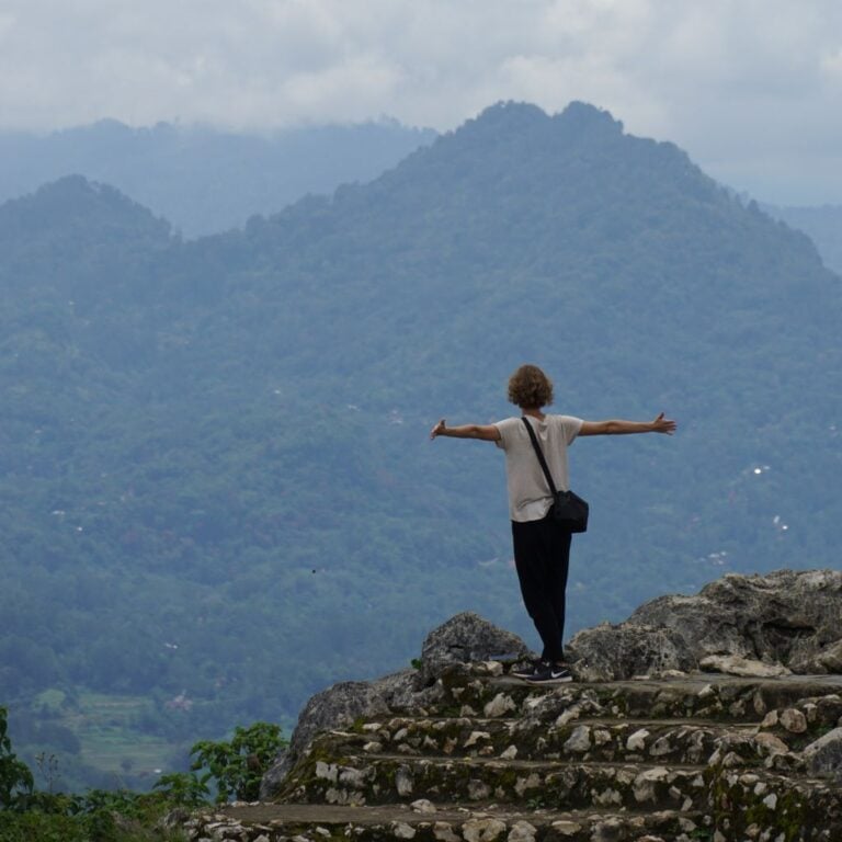 Theresa von Reisekröten in Tana Toraja auf Sulawesi: Großer Reisebericht mit allen Infos zu Anreise, Sehenswürdigkeiten, Beerdigungen und Unterkünften.