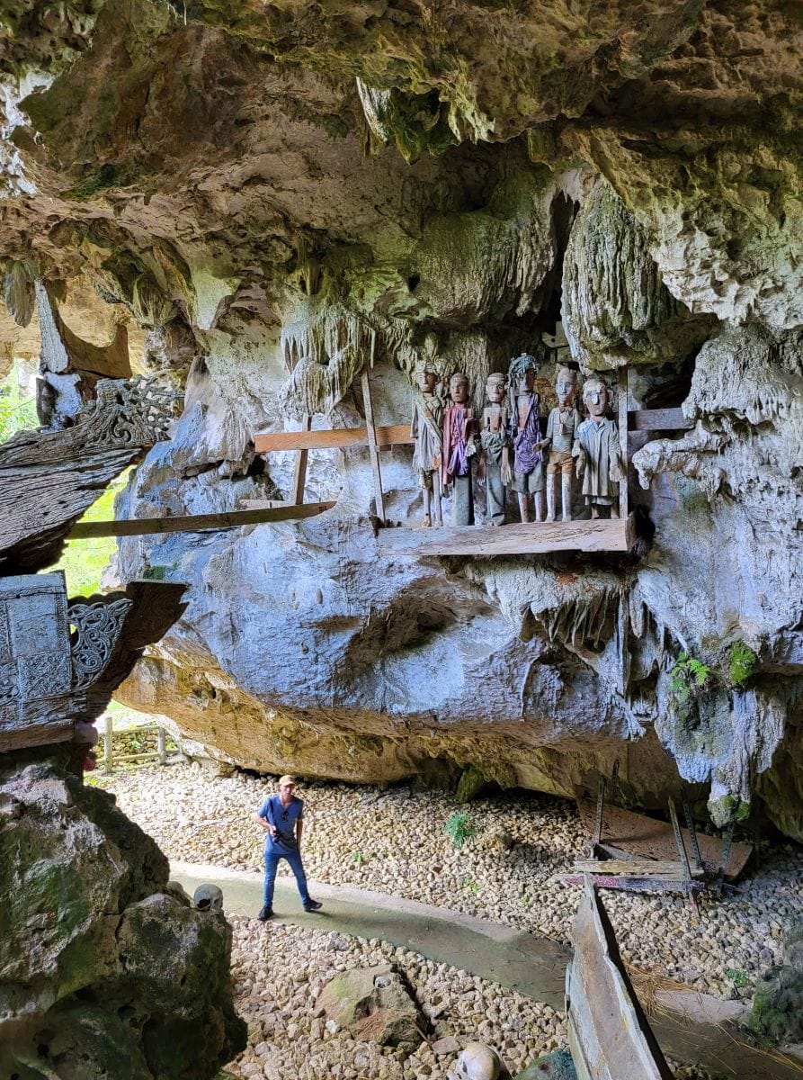 Tau Tau Figuren in der Höhle von Tampang Allo