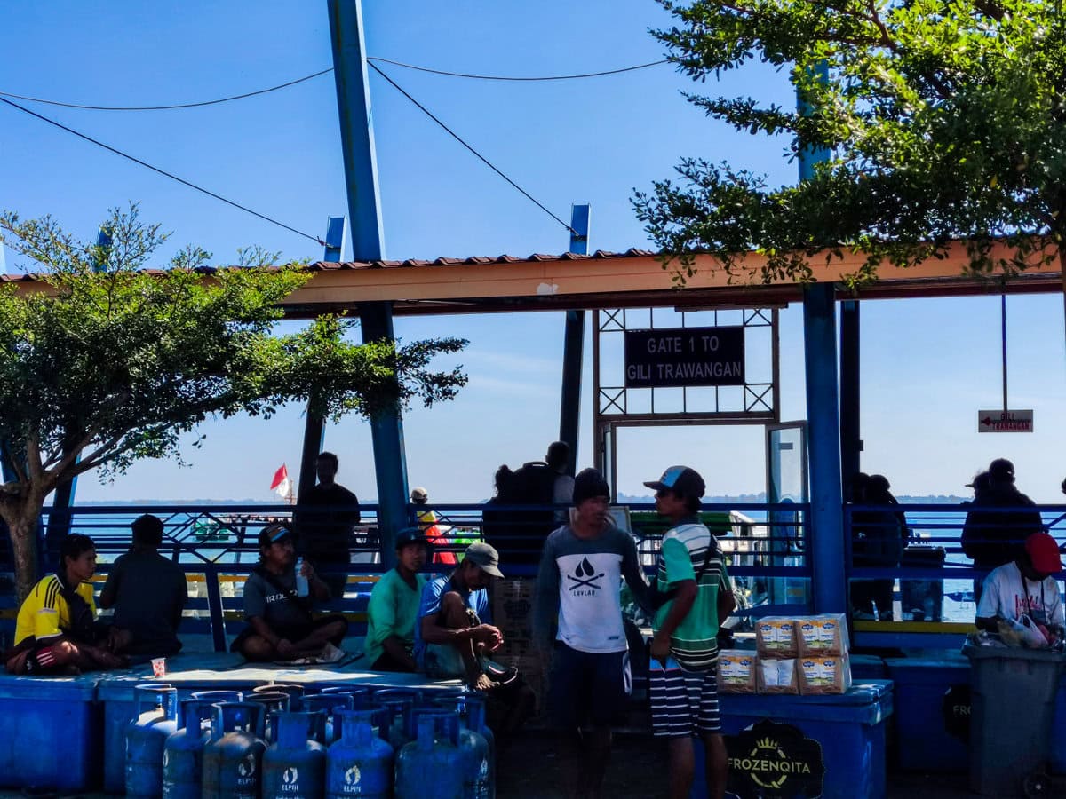 Hafen von Bangsal auf Lombok mit Verkäufern