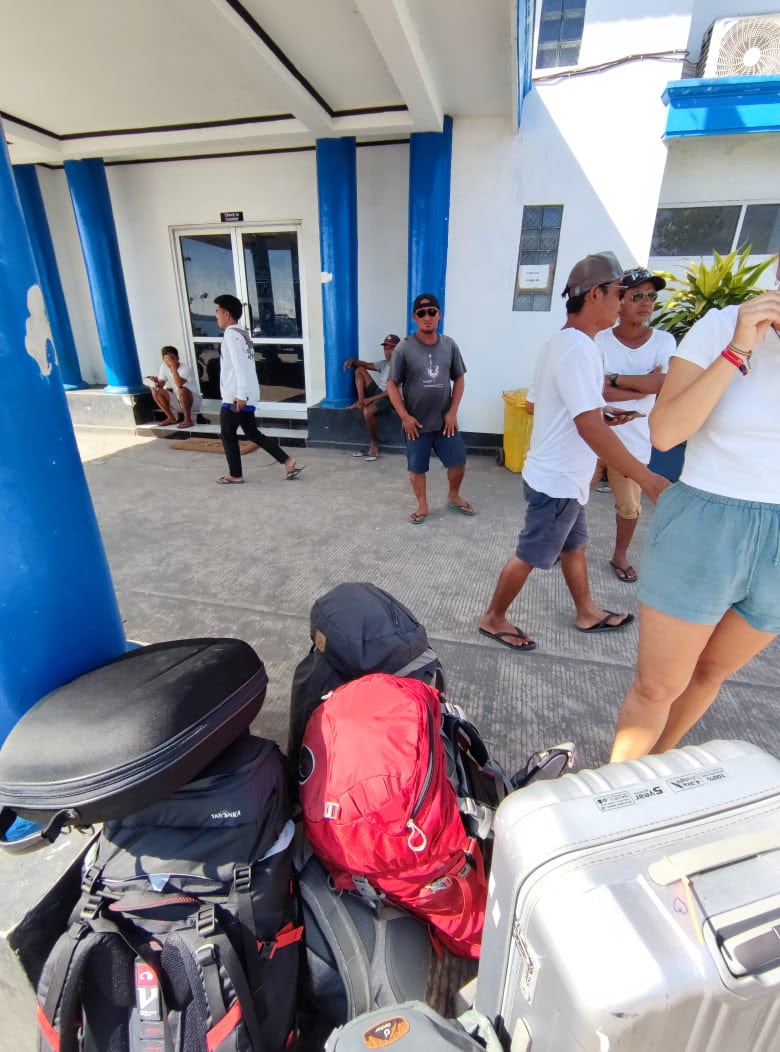 Person vor Hafengebäude in Bangsal auf Lombok