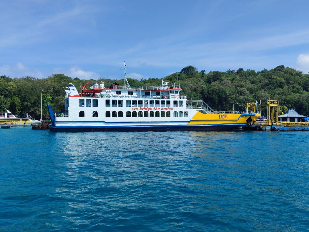 Fähre von Bali nach Lombok im Hafen Padang Bai