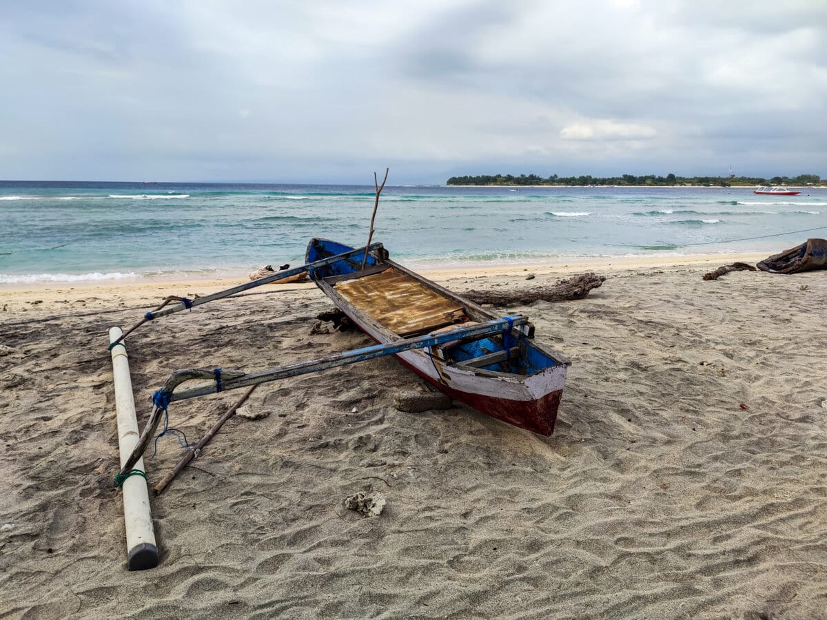 Fischerboot auf Gili Trawangan am Strand