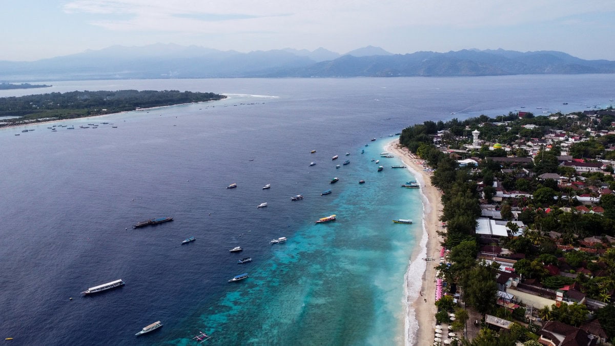 Ostküste von Gili Trawangan mit Lombok im Hintergrund