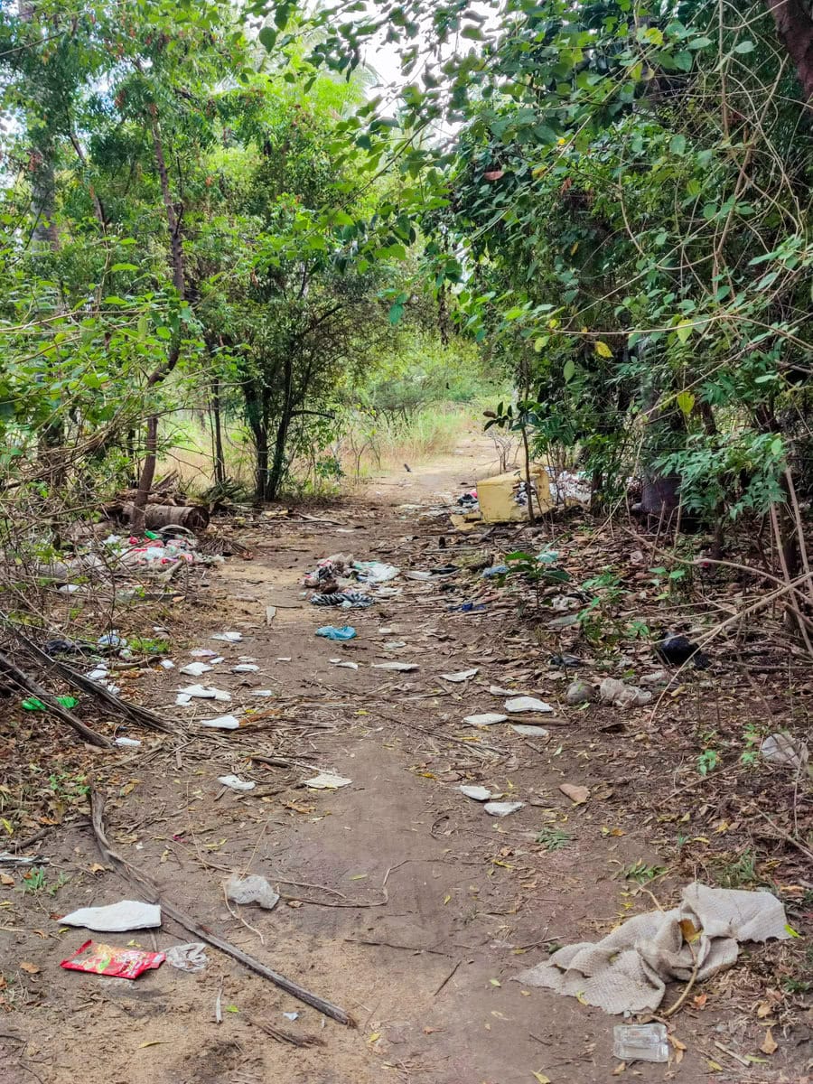 Müll auf Feldweg auf den Gili Inseln