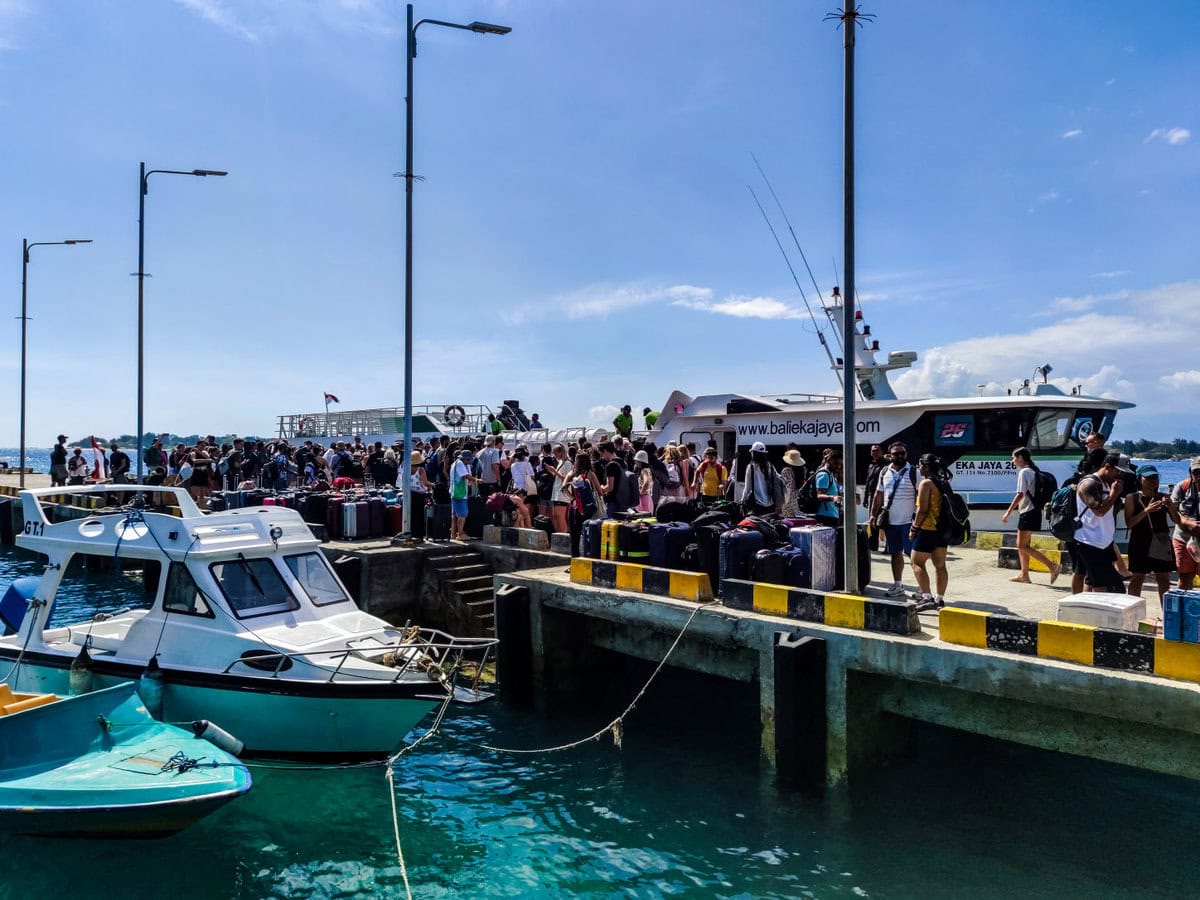 Voller Hafen auf Gili T für die Fähre nach Bali