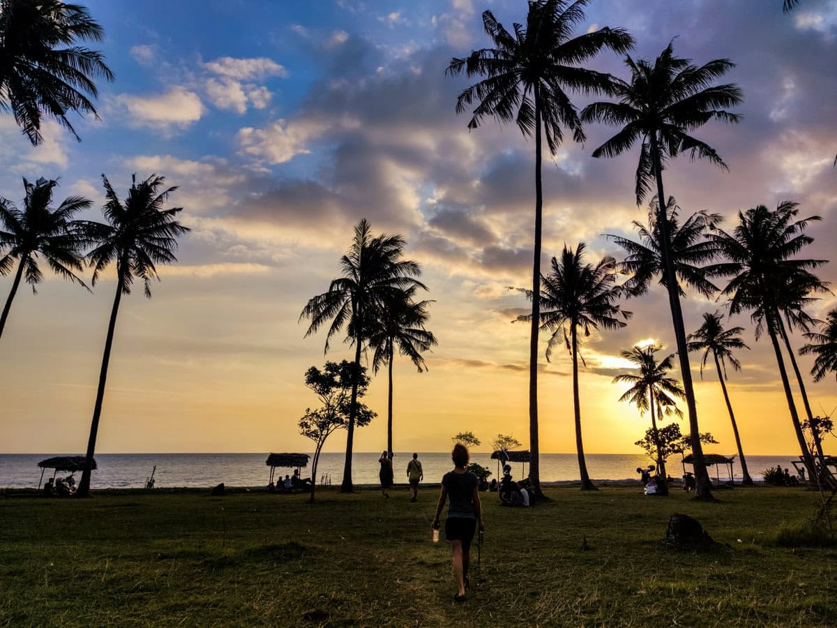 Lombok Sonnenuntergang im Westen mit Palmen
