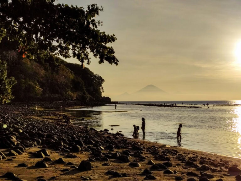 Pantai Nipah auf Lombok mit Personen die im Wasser nach Muscheln suchen