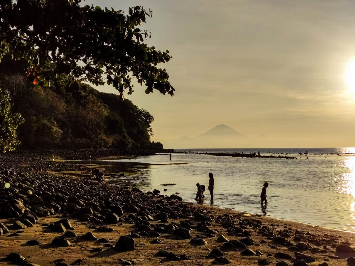 Pantai Nipah auf Lombok mit Personen die im Wasser nach Muscheln suchen