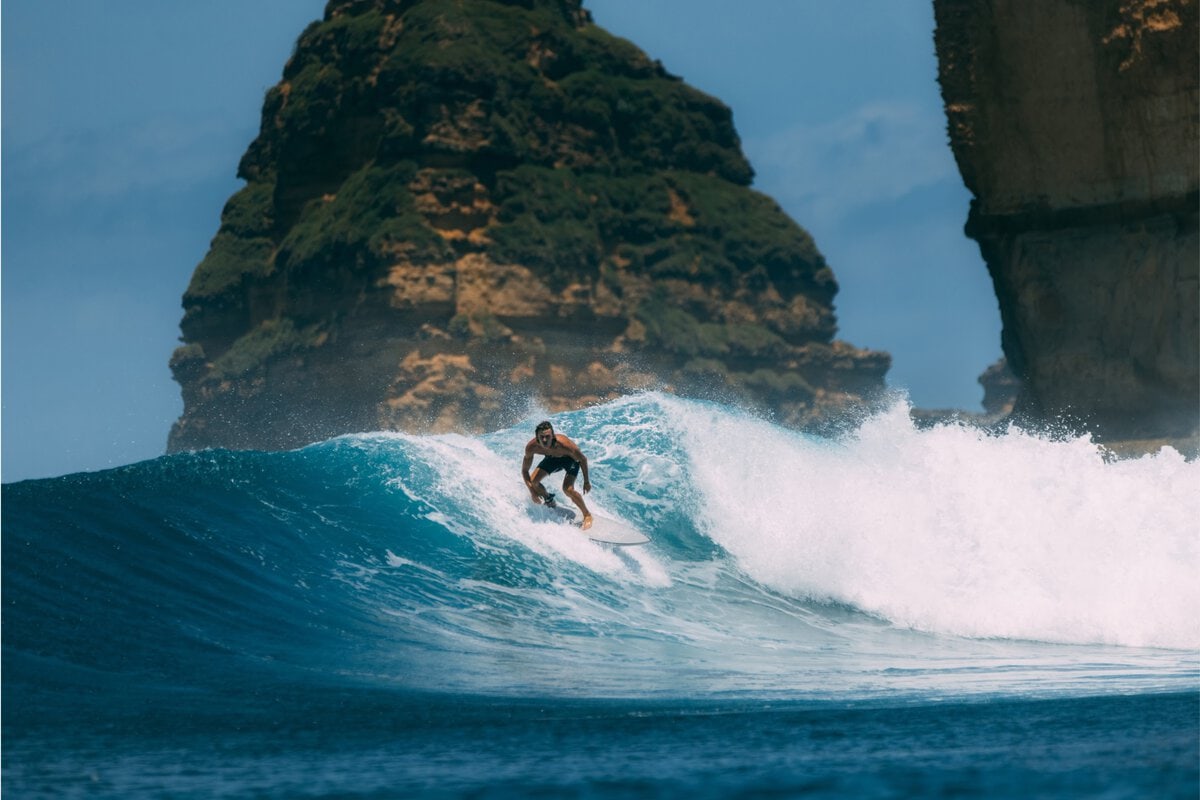 Surfer auf Welle am Kuta Beach auf Lombok