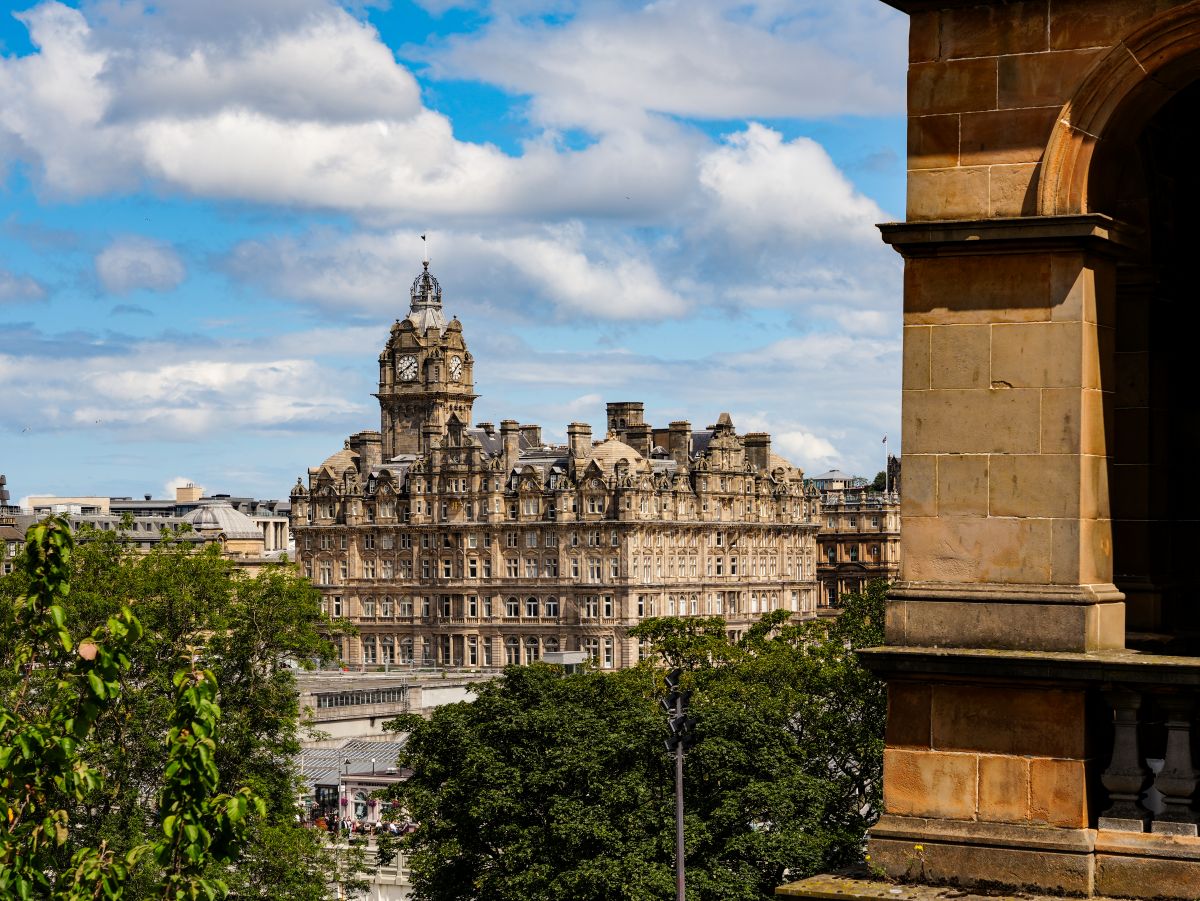 Das Balmoral Hotel in Edinburgh, gesehen von der Cockburn Street