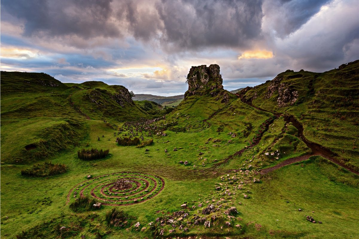 Fairy Glen auf der Isle of Skye bei Sonnenuntergang