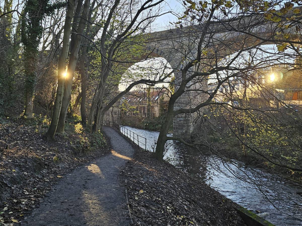 Entlang des Water of Leith Walkway in Edinburgh