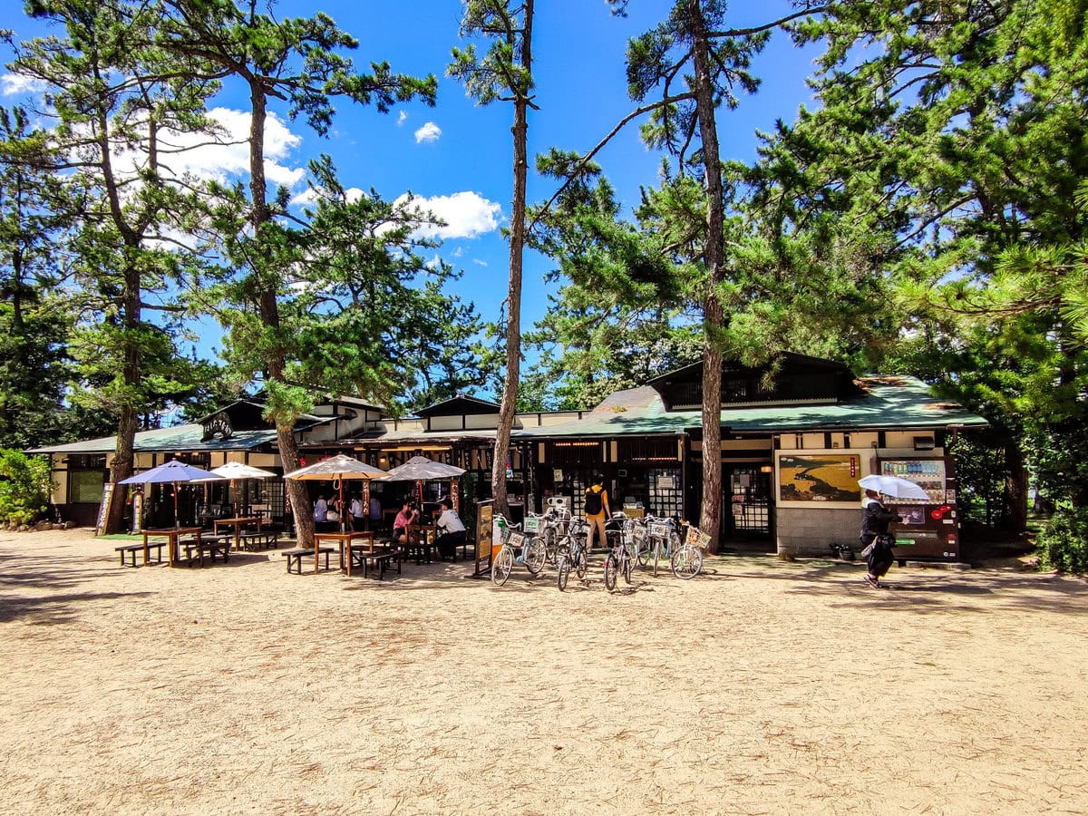 Kiosk und Restaurant auf der Sandbank von Amanohashidate