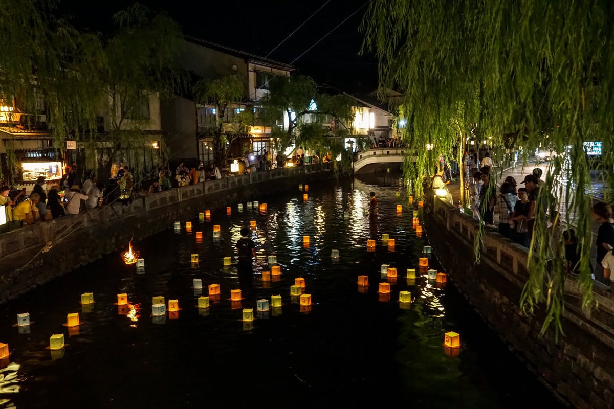 Lichterfest und Obon Feierlichtkeiten in Kinosaki Onsen in Japan