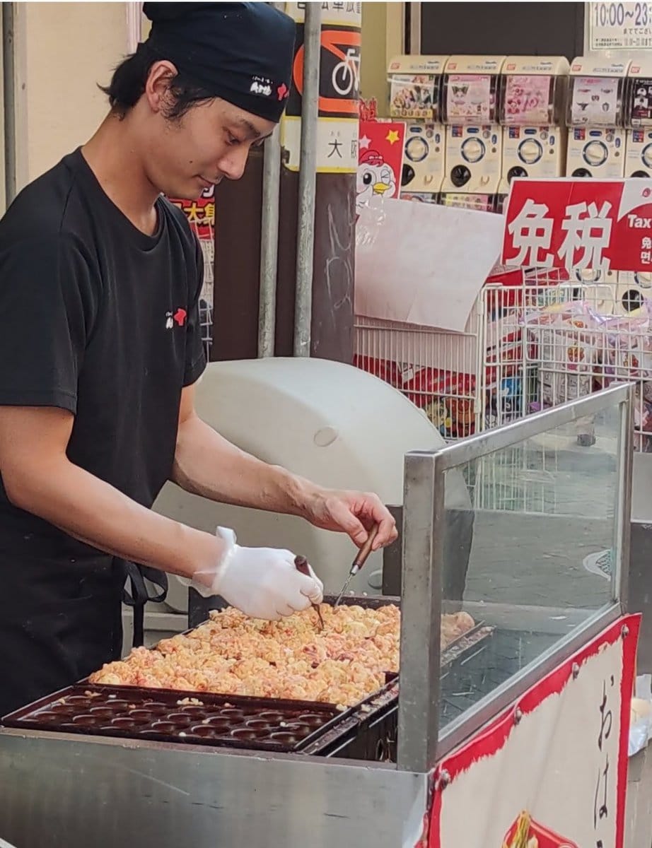 Takoyaki Bällchen mit Tintenfisch in Osaka, Japan