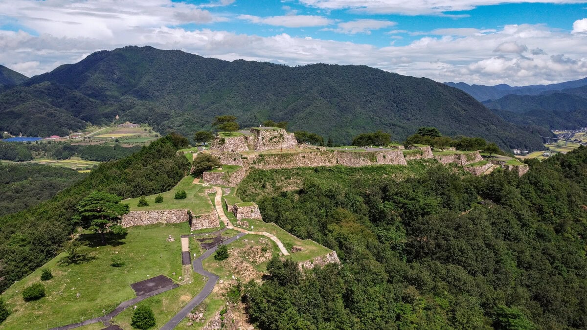 Takeda Castle in Japan, fotografiert mit Drohne
