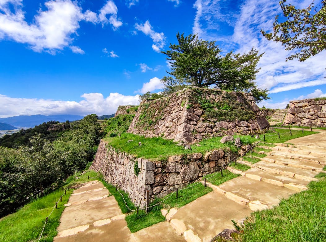 Plattformen des Takeda Castle in Japan