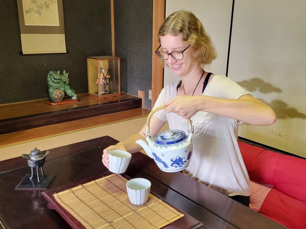 Teetrinken in einem japanischen Haus