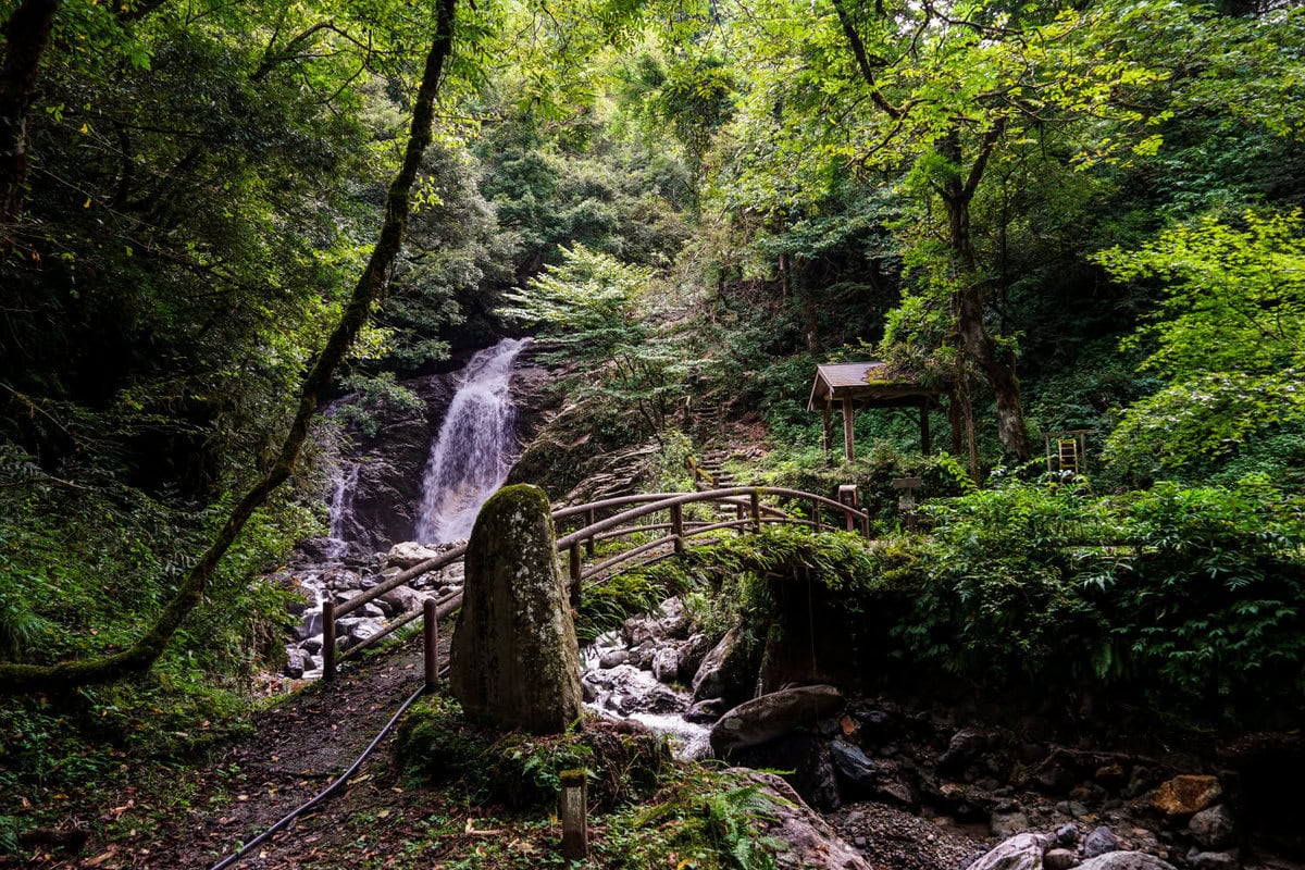 Wasserfall in der Nähe der Ueyama Rice Terraces