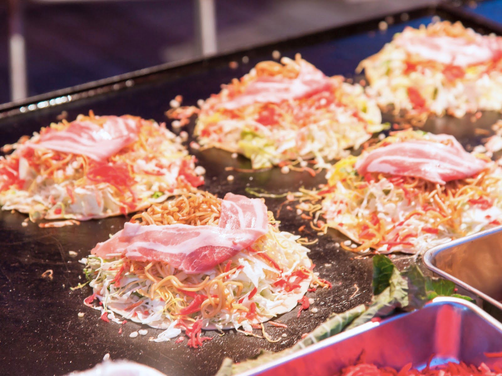 Okonomiyaki-Pfannkuchen in Japan in der Innenstadt von Osaka