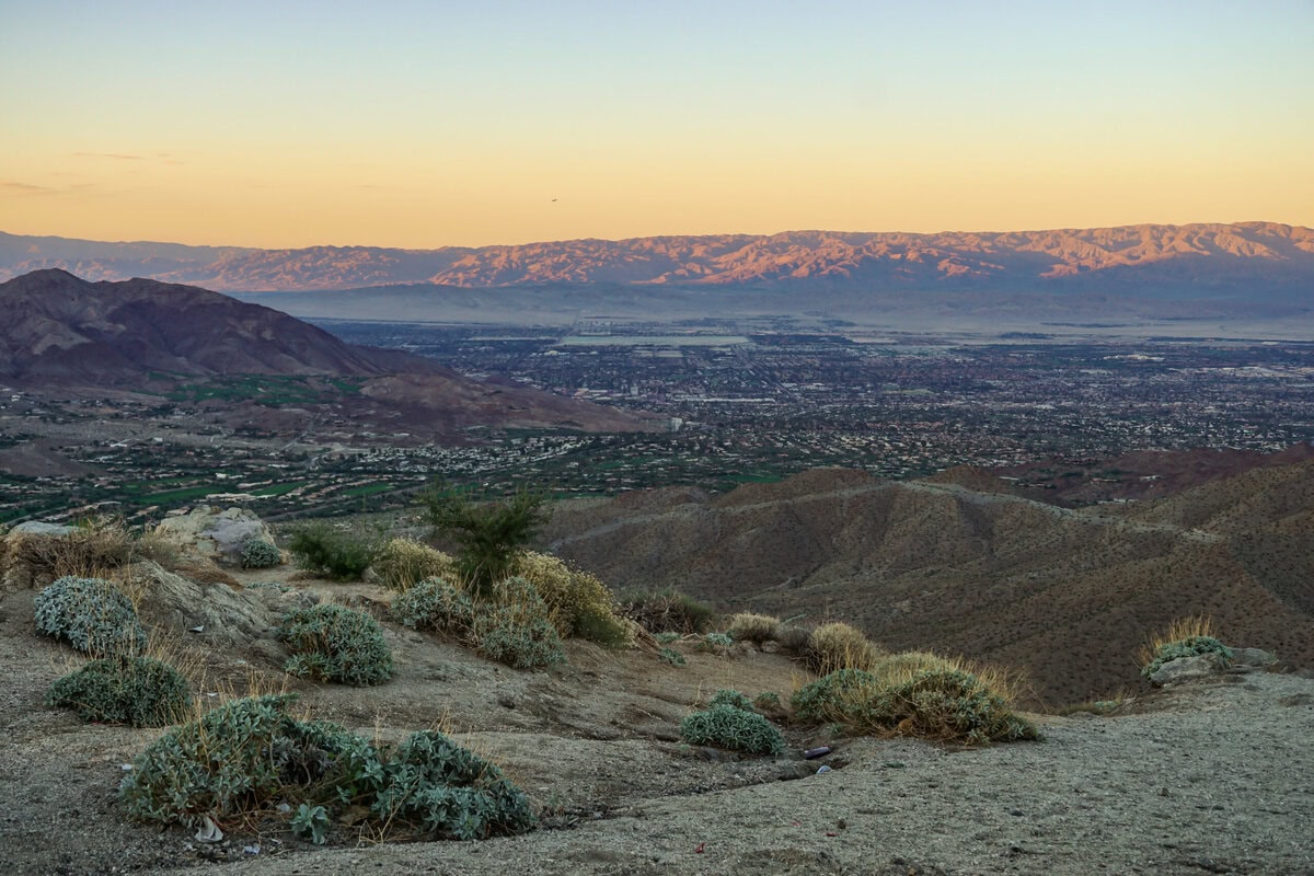 Sonnenuntergang in Palm Spring am Coachella Valley Vista Point, einem der schönsten Orte im Südwesten der USA