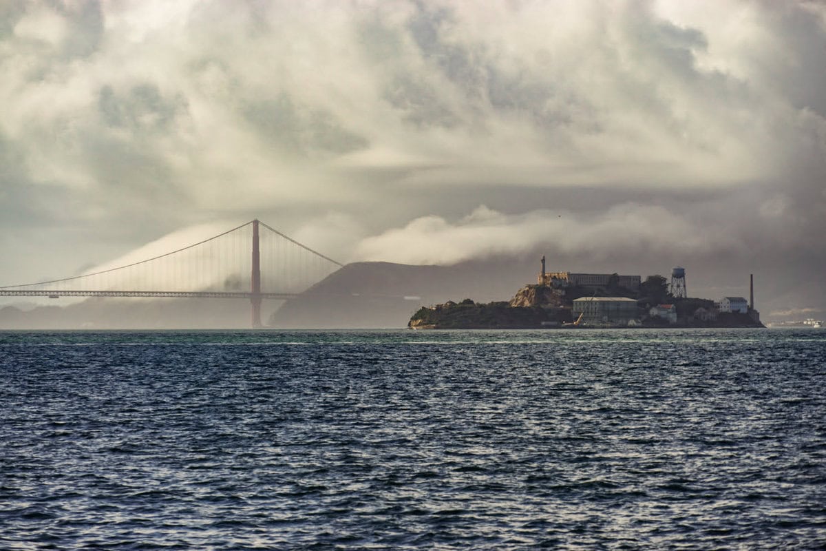 Blick auf Alcatraz und die Golden Gate Bridge aus der San Francisco Bay