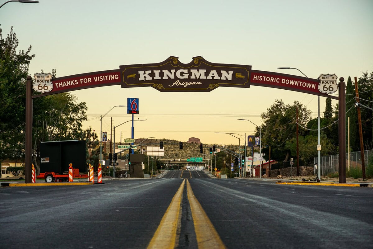 Einfahrt nach Kingman, Arizona über die Route 66