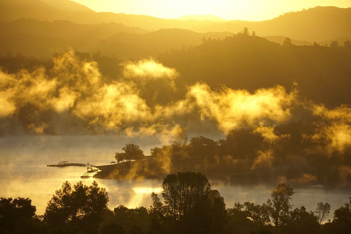 Sonnenaufgang am Lake Nacimiento in Kalifornien