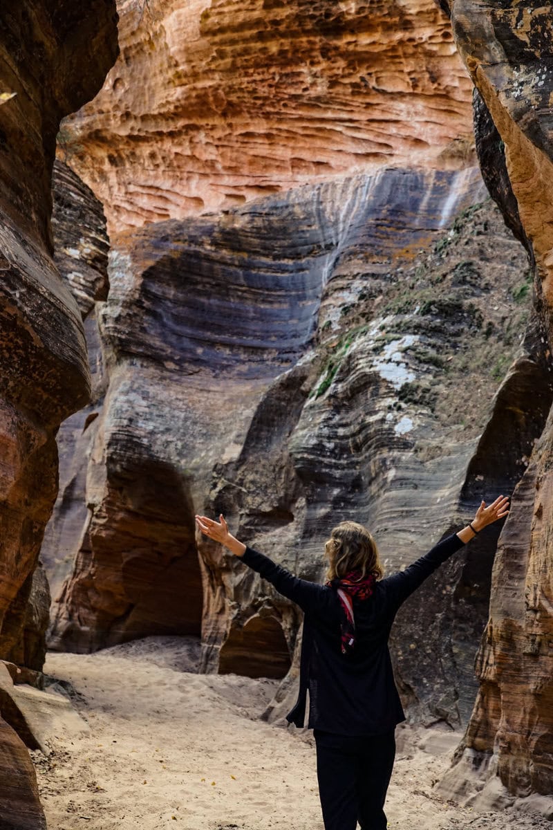 Rötlich gefärbter Slot Canyon im Zion Nationalpark, USA