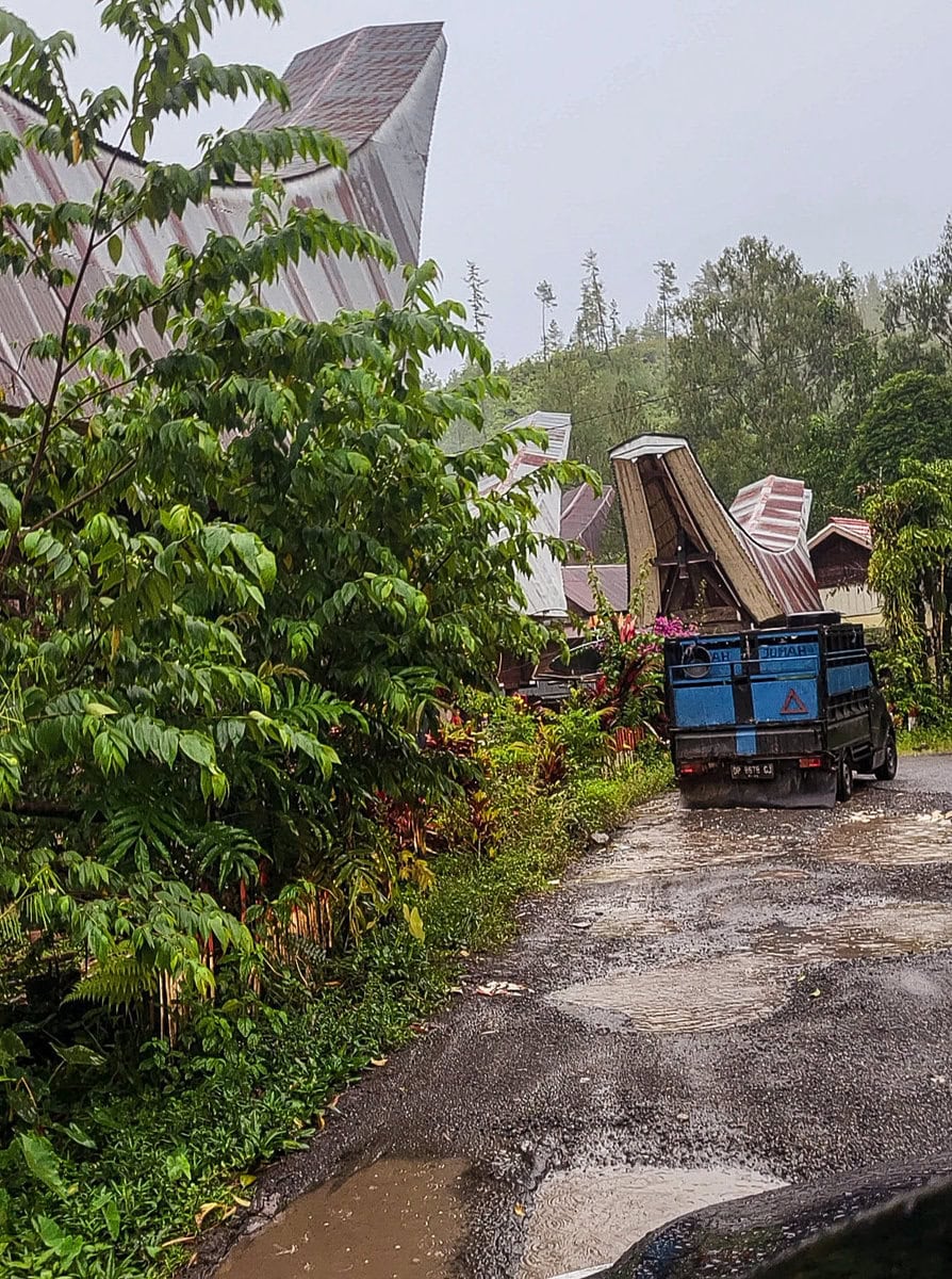 Straße auf Sulawesi im Hochland mit dem Mietwagen