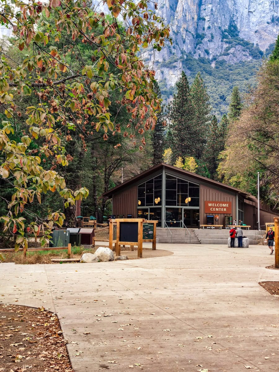 Nationalpark Center im Yosemite Nationalpark im Oktober und November auf unserer USA Reise