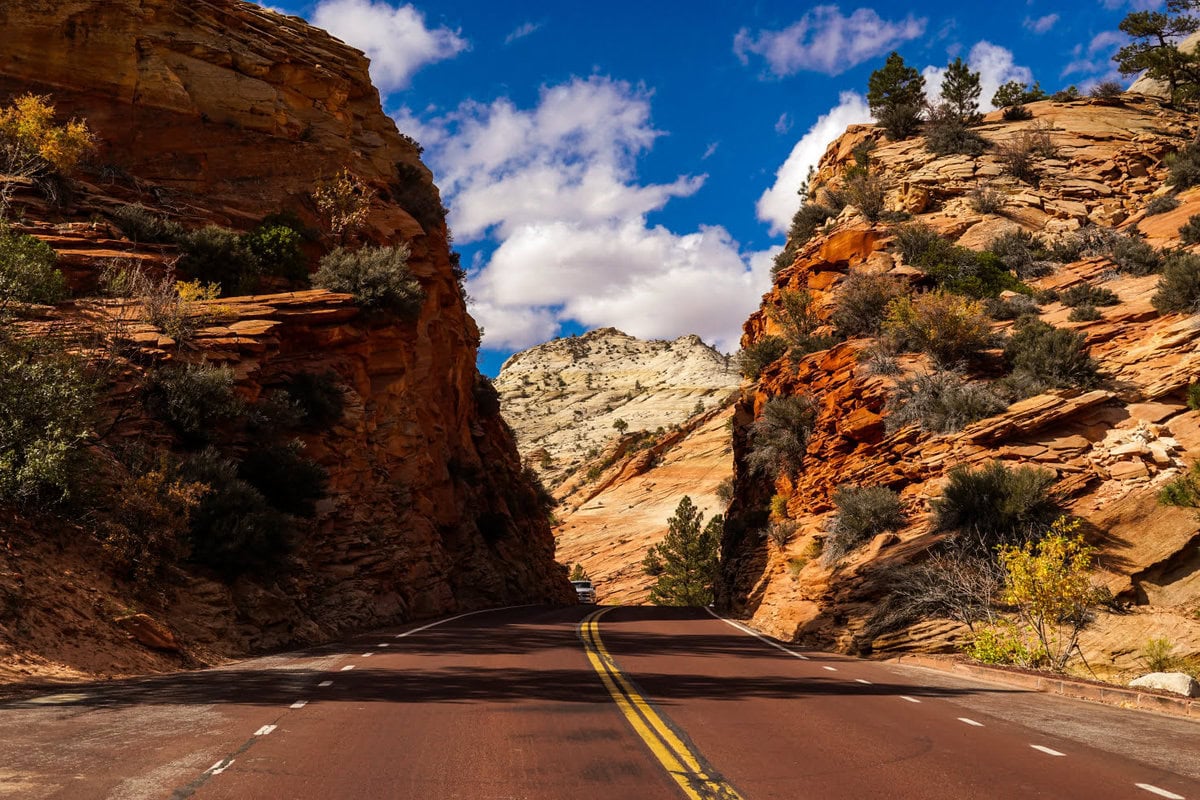 Felswände am Pine Creek entlang des Zion Nationalpark Boulevard