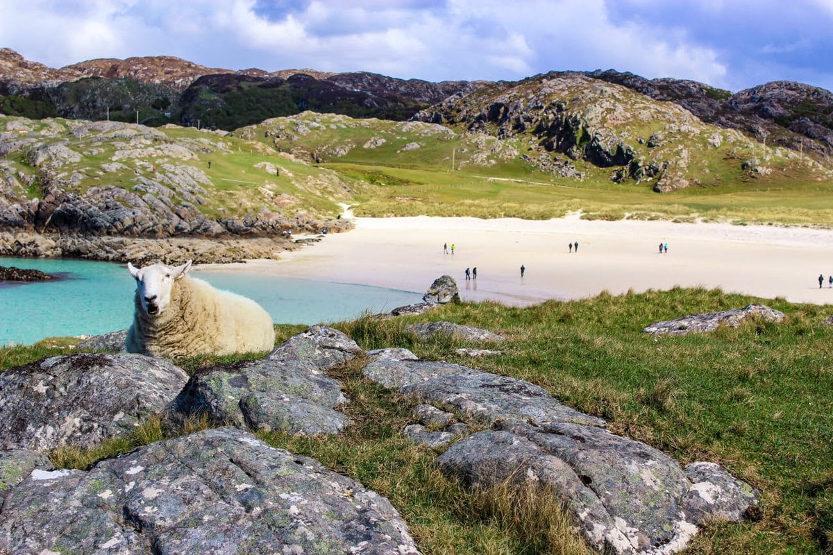 Achmelvich Beach in den zentralen Highlands von Schottland