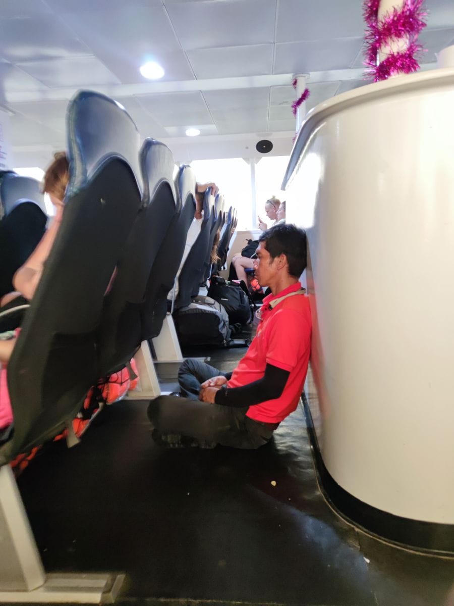Der Seegang auf der Fähre nach Koh Tao war so stark, dass selbst die Crew sich auf den Boden setzen musste