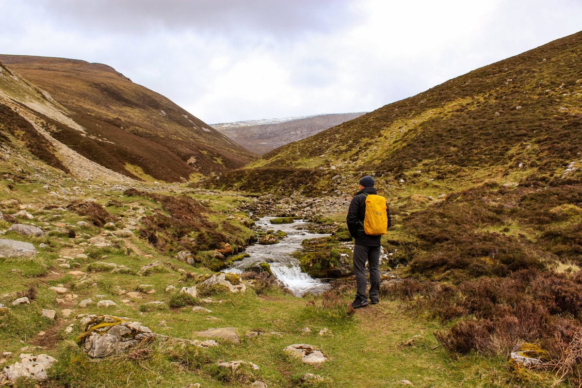 Wanderung zu den Bone Caves in Schottland