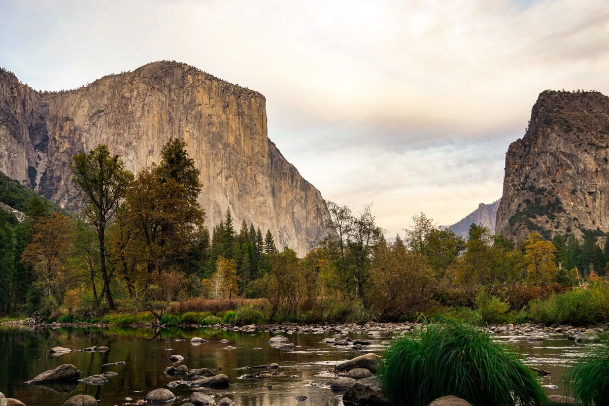 Geheimtipp im Yosemite Nationalpark: Aussichtspunkt am Fluss auf den El Capitan