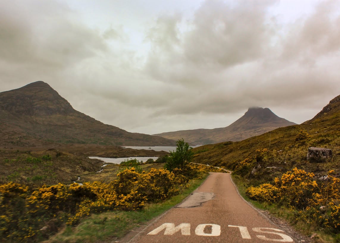 Straße in Schottland: Beim Autofahren in Schottland ist Vorsicht geboten