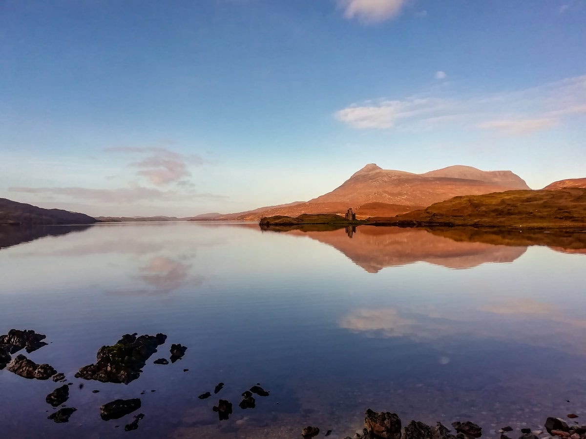 Ardwreck Castle und Loch Assynt bei Sonnenaufgang während 2 Wochen Rundreise durch Schottland