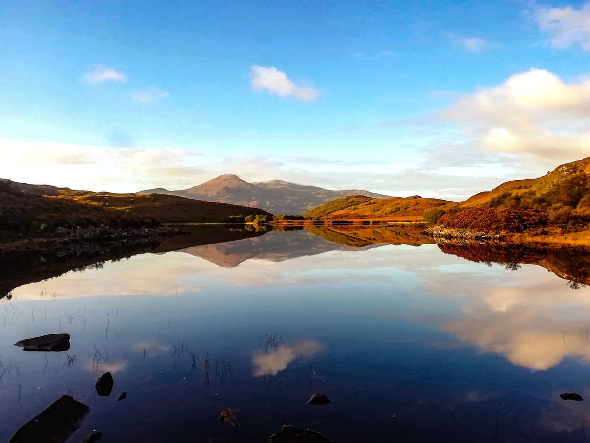 Angeln in einem See in Schottland