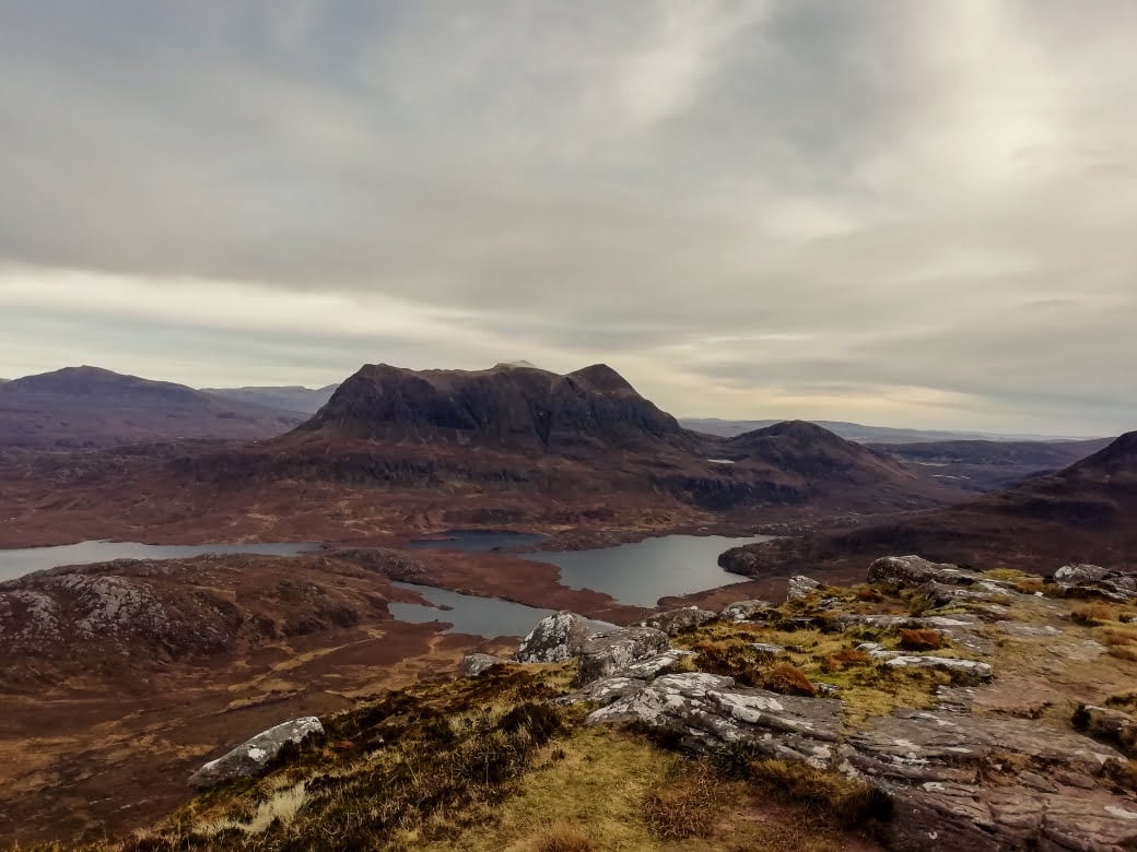 Ausblick vom Stac Pollaidh in den schottischen Highlands bei Ullapool